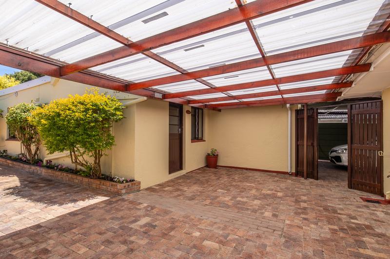 5 Bedroom Property for Sale in Bergvliet Western Cape